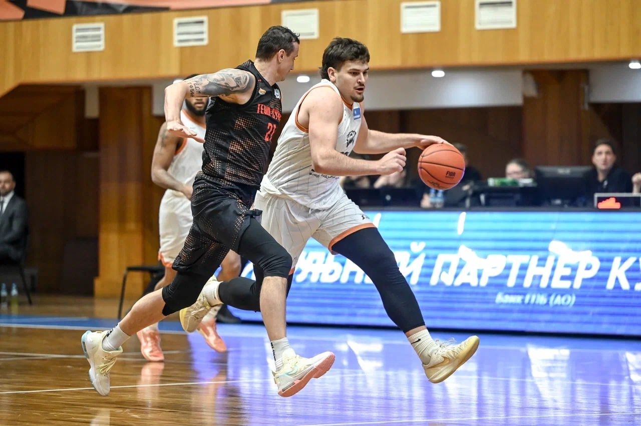 БК ЧБК одержал волевую победу на домашнем паркете над действующим чемпионом Темп СУМЗ На паркете ДС Метар спорт 12 ноября состоялся первый матч 1 8 финала Газпромбанк Кубка России Встреча которую заранее называли главным баскетбольным событием осени на Урале завершилась со счетом 80 79 в пользу хозяев паркета Игра с первых минут стала развиваться в обоюдоострой борьбе Обе команды демонстрировали высочайшую концентрацию и волю к победе Этот успех для ЧБК стал третьим в Газпромбанк Кубке России и десятым в активе команды по сезону а также важным шагом на пути к четвертьфиналу Ответная игра в Ревде состоится 10 декабря и определит какая из уральских команд продолжит борьбу за трофей Фото Юлия Неструева Подписывайтесь на Вести Южный Урал в MAХ