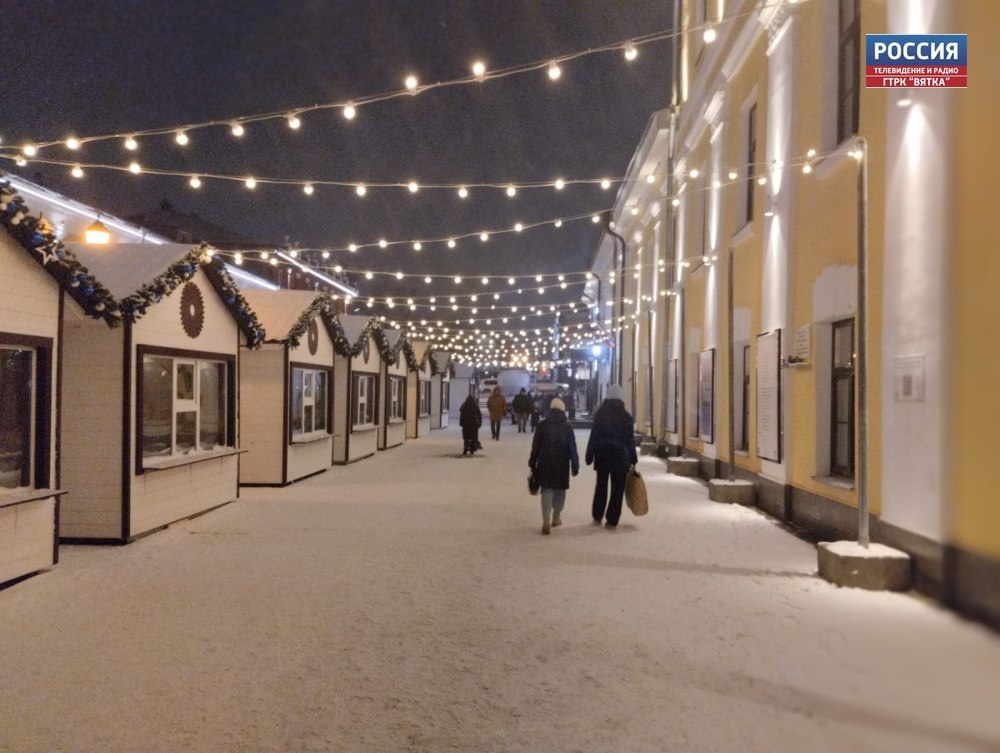 В среду 17 декабря в Кировской области ожидается облачная с прояснениями погода небольшой снег таков прогноз регионального центра по гидрометеорологии и мониторингу окружающей среды В дневное время в Кирове синоптики обещают от 8 10 C В районах 4 9 C местами до 14 C Ветер юго западный 4 9 м с Ночью в областном центре от 11 до 13 C в районах 5 10 C местами до 15 C Ветер южный 4 9 м с Атмосферное давление 744 750 мм рт ст Восход в 08 28 Закат в 14 46