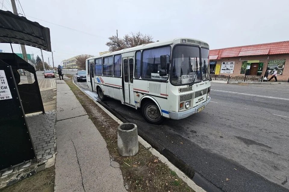 В Каховке возобновили работу автобусных маршрутов    В Каховке Херсонской области возобновили работу автобусных маршрутов. "АТП" вернулся в рабочий режим после обстрела украинских вооруженных формирований и готов оказывать местным жителям свои услуги, сообщает глава Каховского округа Павел Филипчук.  "После обстрела "АТП" со стороны украинских националистов пострадали сотрудники предприятия и техника, а теперь они снова работают. Восхищаюсь стойкостью наших людей! Берегите себя!", - прокомментировал Филипчук.  Так, людям доступны три маршрута. Один из них - внутригородской - можно доехать от поликлиники до больницы. Два других ходят из Каховки в Любимовку и Новую Каховку.