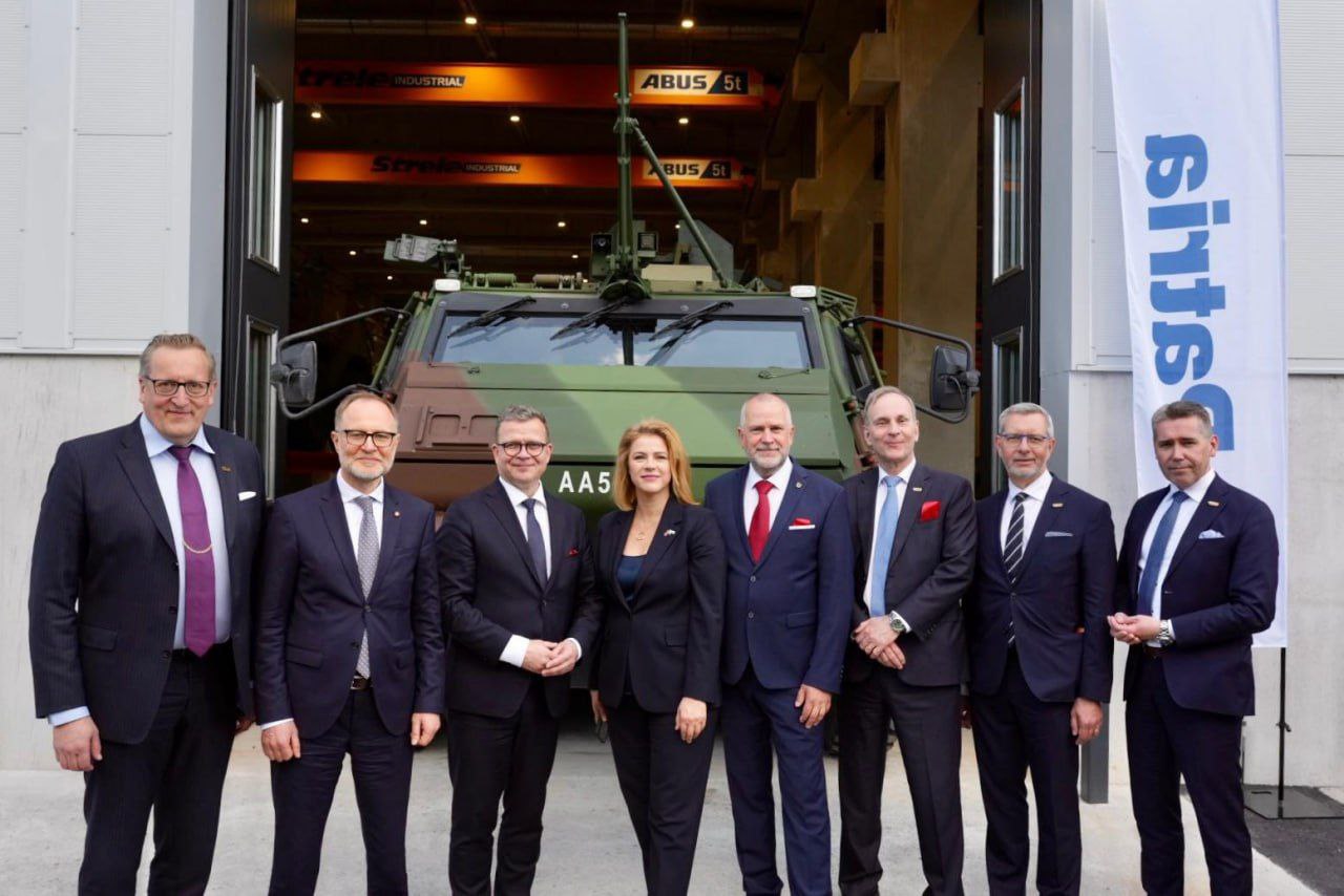 Первые испанские БМП ASCOD в Латвии начнут выпускать в 2026 году на Defence Partnership Latvia в Валмиере, заявил директор завода Василий Грачев Производство с мая 2024 года по лицензии выпускает финские БТР Patria 6x6. За год сделали 20 бронемашин, но в этом обещают сдать уже 100. Часть из них пойдёт для испытаний на Украину. Осталось только увеличить на несколько десятков человек штат работников, добавил Грачев гостелерадио.