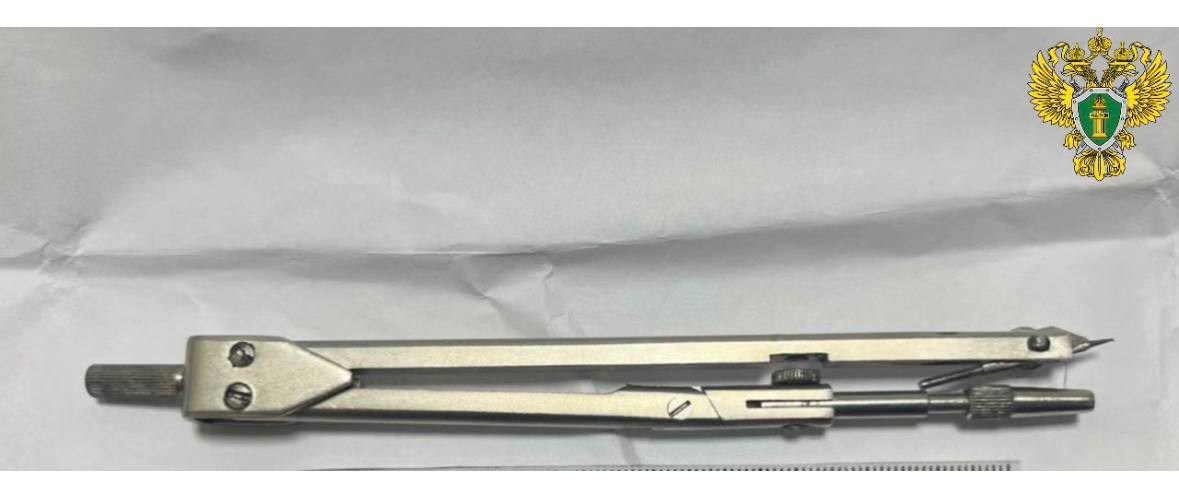 В Архангельске бывший учащийся колледжа предстанет перед судом за нападение на однокурсника Прокурор г Архангельска утвердил обвинительное заключение по уголовному делу в отношении 20 летнего жителя г Новодвинска обвиняемого по п д з ч 2 ст 111 УК РФ умышленное причинение тяжкого вреда здоровью выразившегося в неизгладимом обезображивании лица действуя из хулиганских побуждений с применением предмета используемого в качестве оружия Установлено что 15 мая 2025 года обвиняемый находясь в аудитории учебного корпуса колледжа телекоммуникаций в присутствии учащихся используя малозначительный повод действуя из хулиганских побуждений с целью причинения несовершеннолетнему тяжкого вреда здоровью толкнул его а затем нанес циркулем с иглой многочисленные удары по голове и шее в том числе в область правого глаза потерпевшего причинив физическую боль и телесные повреждения  Согласно заключениям экспертов повреждения глаза являются неизгладимыми Обвиняемый вину в совершении преступления признал в полном объеме  Прокурором города в интересах несовершеннолетнего потерпевшего заявлен гражданский иск в размере 500 тыс рублей в качестве компенсации морального вреда причиненного преступлением Уголовное дело будет направлено в Ломоносовский районный суд г Архангельска для рассмотрения по существу