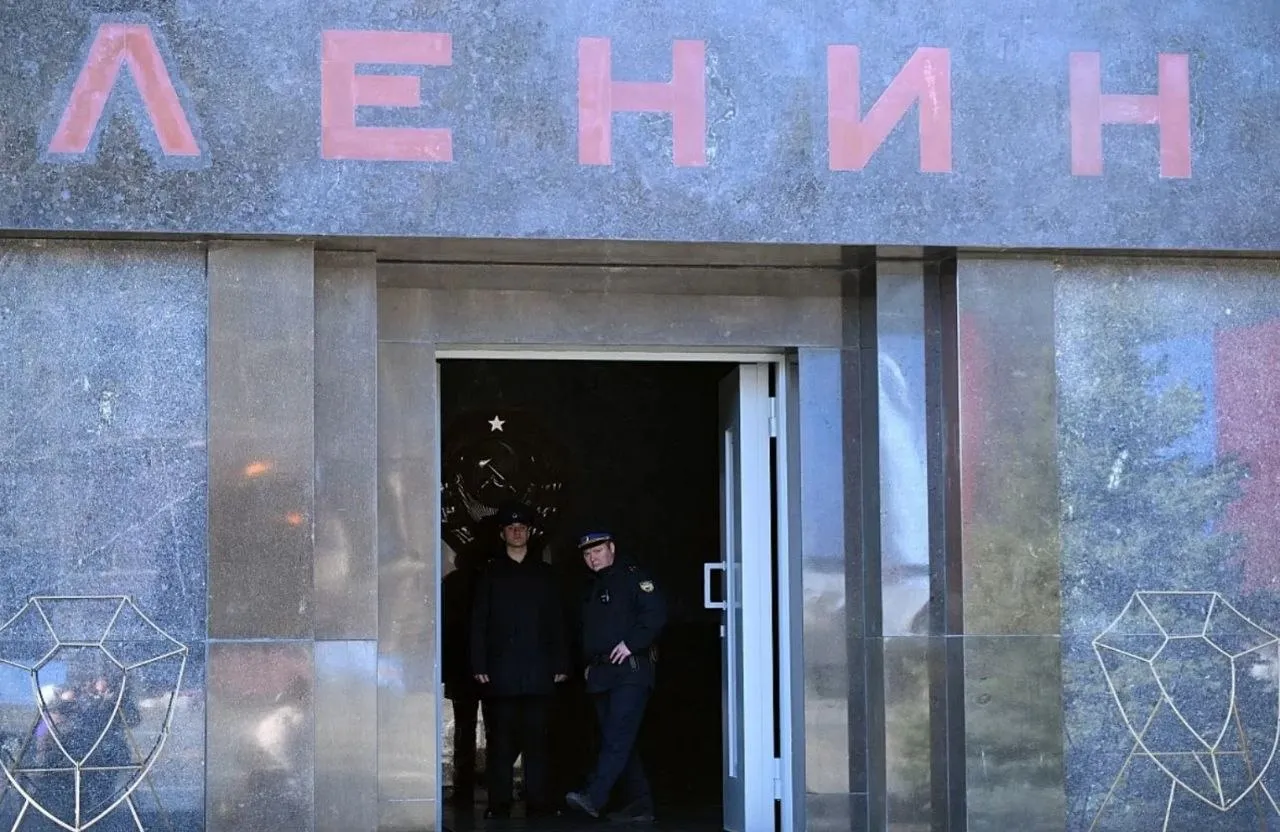 Мавзолей Ленина закрыли до середины мая В пресс службе Федеральной службы охраны сообщили что Мавзолей будет закрыт с 23 апреля по 17 мая В эти дни нельзя будет попасть и к некрополю у Кремлевской стены Это связано с подготовкой к параду в честь Дня Победы Правда уже в день рождения Ленина 22 апреля Мавзолей оказался фактически закрыт для обычных посетителей проходили туда беспрепятственно лишь партийные делегации КПРФ rodinargru