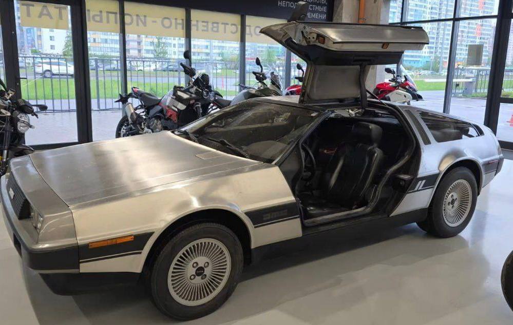 В Петербурге решили продать легенду времени — тот самый DeLorean из «Назад в будущее». Машина будто только что вернулась из 1980-х: за 44 года наездил всего 29 000 км, и то по выставочным коврам. Хранили его бережно — никакого снега, соли и российских дорог, только тепло, забота и, вероятно, регулярные полировки с любовью. Цена вопроса — 13 миллионов рублей. Флюкс-конденсатор, правда, в комплект не входит, но зато внимание на дороге гарантировано. Авито – жми тут / Прислать новость #спб #питер #месталето2025