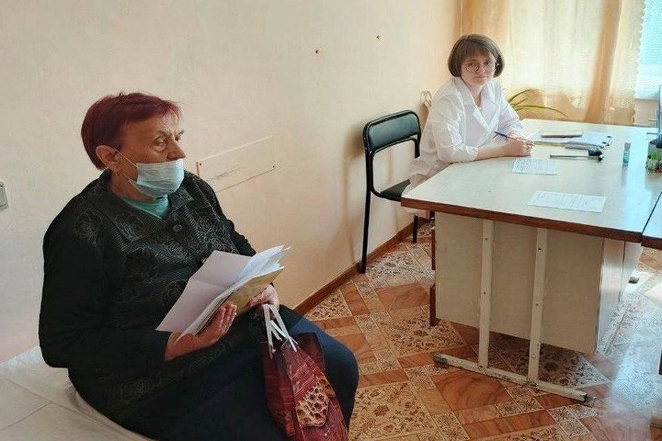 Принимали в день до двух сотен пациентов: Медицинский патруль «Здоровье» помог более чем 25 тысячам жителей ДНР  С начала года выездные бригады работают в самых удалённых районах Республики. До 5 сентября специалисты побывают в 19 муниципалитетах, где особенно остро ощущается нехватка врачей.  В составе — терапевт, кардиолог, хирург, невролог, онколог, гинеколог и другие узкие специалисты.  Что берут с собой медики, кто чаще всего обращается за помощью и можно ли с их заключением оформить инвалидность — собрали всё важное в карточках.