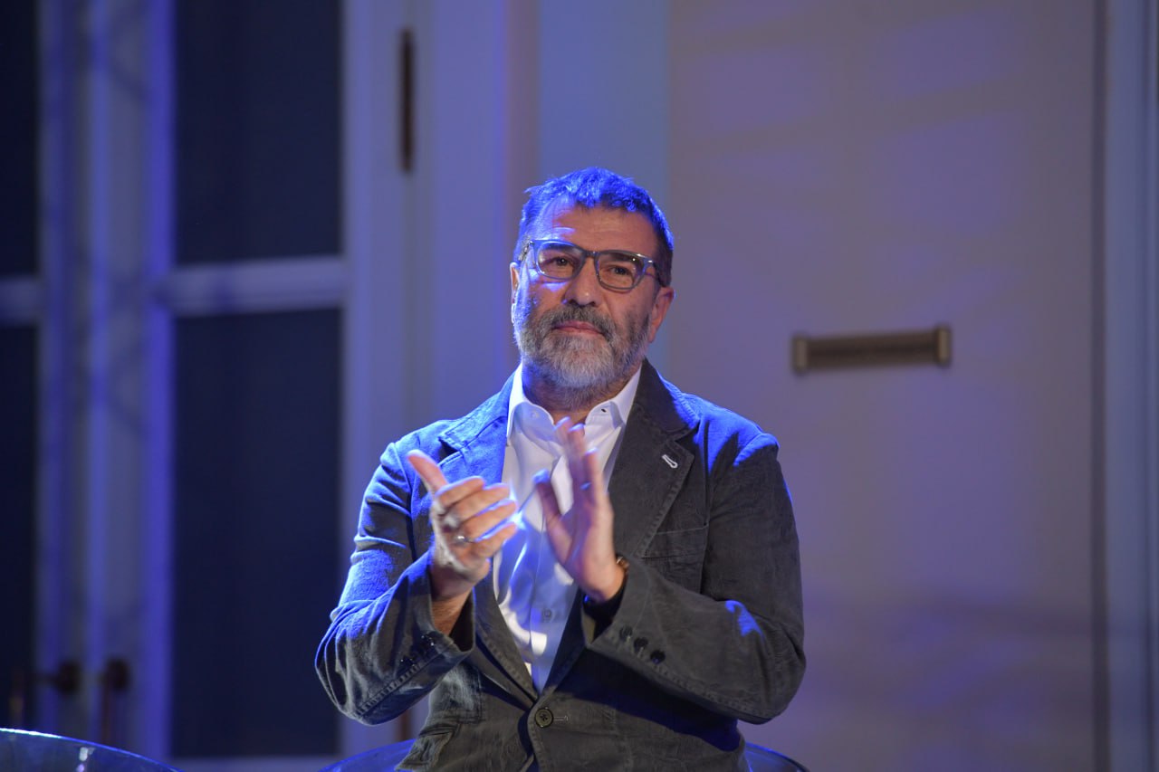 Евгений Гришковец расскажет про Калининград на выставке Книга сказок в Москве Дни Калининградской области открываются на выставке Книга сказок в Национальном центре Россия в Москве О запланированных мероприятиях рассказал министр по культуре и туризму региона Андрей Ермак который уже вылетел в столицу 15 января состоится открытый диалог с губернатором Алексеем Беспрозванных В тот же день в 14 00 по Калининграду состоится творческая встреча с Евгением Гришковцом на выставочной площадке Калининградской области Все мероприятия и экспозиции бесплатны для посещения Фото Михаил Фролов