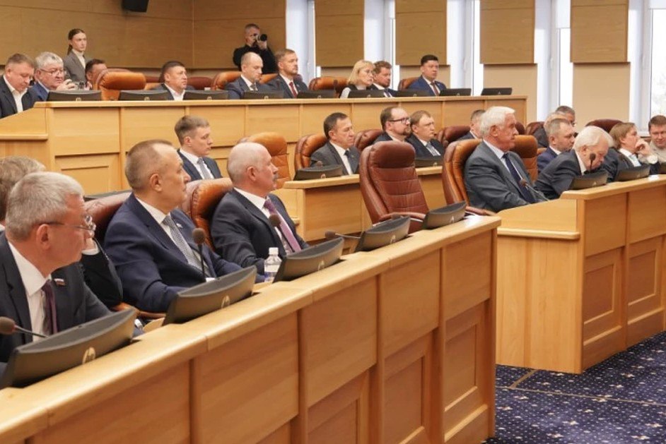 В ходе очередной 29 й сессии Законодательного Собрания Иркутской области был принят ряд кадровых решений в самом областном парламенте При этом неизменным осталось число депутатов работающих на постоянной основе Покинула свое место в Заксобрании Наталья Дикусарова занимавшая должность заместителя председателя областного парламента и одновременно председателя комитета по собственности и экономической политике Известно что она перешла работать в региональное правительство В связи с этим было проведено тайное голосование на котором определили кандидатуру нового вице спикера В результате им стал Виталий Перетолчин Он же продолжит исполнять обязанности председателя комитета по законодательству о государственном строительстве области и местном самоуправлении Комитет по собственности и экономической политике возглавил Александр Лаутин ранее занимавший должность председателя комитета по бюджету финансово экономическому и налоговому законодательству На его место пришел Тимур Сагдеев ранее возглавлявший комиссию по контрольной деятельности Теперь эту комиссию будет возглавлять Федор Саломатов Заместителем председателя комитета по строительству и дорожному хозяйству на постоянной основе избрана руководитель фракции СПРАВЕДЛИВАЯ РОССИЯ ЗА ПРАВДУ в ЗС Лариса Егорова заместителем председателя комиссии по контрольной деятельности на общественных началах избран руководитель фракции Новые люди в ЗС Валерий Ус