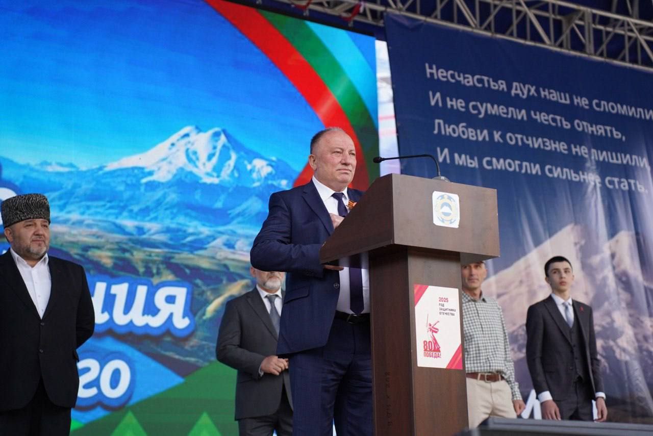 Рашид Темрезов: В Карачаевске прошли мероприятия, приуроченные к главному празднику нашей страны - 80-летию Победы в Великой Отечественной войне и ко Дню возрождения карачаевского народа, который мы будем отмечать 3 мая. Торжества начались с церемонии возложения цветов к памятникам павшим в годы Великой Отечественной войны фронтовикам и Героя России Канамата Боташева. Также символом неразрывной связи поколений станет новая аллея из 80 саженцев в рамках акции «Сад памяти». Огромное многообразие патриотических активностей и выставочных экспозиций, блюда национальной кухни и выступления любимых артистов собрали на центральной площади Карачаевска представителей всех поколений. Юные мастерицы пробовали себя в традиционных видах карачаевских промыслов, спортсмены показывали силу и ловкость в национальных видах спорта, а дети с интересом изучали архивные фотографии и экспонаты об истории не только карачаевского народа, но и всей нашей страны, воспитавшей не одно поколение Героев. Когда новые поколения перенимают традиции и культуру своего народа - это и есть возрождение, настоящая победа силы духа и единства. Для многочисленных гостей праздника был приготовлен традиционный айран в огромной 500-литровой чаше по старинному рецепту. В торжествах принимали участие представители всех народов многонациональной Карачаево-Черкесии и каждый желающий получил знак гостеприимства - кружку свежего айрана. Сегодняшний праздник объединил память о героическом прошлом, национальные традиции карачаевцев и дружбу народов Карачаево-Черкесии и показал: наша сила - в единстве, а будущее - в уважении к прошлому и в сохранении исторической памяти.