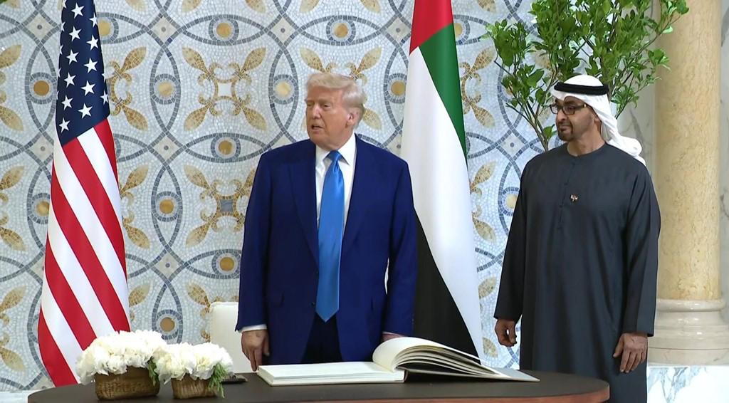 Пункт назначения неизвестен. Дональд Трамп пока не знает, куда направится после завершения своего турне по Ближнему Востоку Это почти „пункт назначения неизвестен”. Нам звонят: „Вы можете быть здесь? Вы можете быть там?" Но мы, скорее всего, вернемся в Вашингтон , — сказал накануне президент США после переговоров в ОАЭ. Сегодня Трамп завершает свою поездку по региону и покидает Ближний Восток