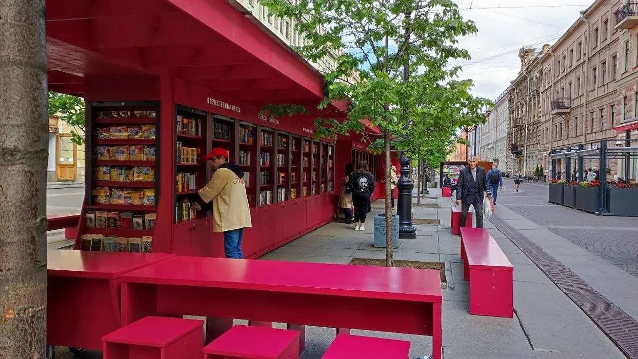 На Малой Конюшенной открылись Книжные аллеи Фестиваль будет работать ежедневно с 10:00 до 22:00. А также со среды по субботу там будут проводиться творческие встречи с писателями и художниками, живые концерты, театральные перформансы, мастер-классы. #Центральный_РК