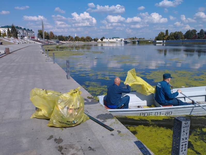 Выполнена очистка водной глади реки Суры    Работы выполнены в понедельник, 9 сентября, силами муниципалитета.    С водной поверхности на участке от Подвесного моста до монумента «Росток» убрали ветки деревьев и бытовой мусор, в основном – бутылки, пакеты и другие предметы из пластика.  Отметим, что на территории прогулочной зоны установлено достаточное количество урн. Порядок на набережной поддерживается МБУ «Пензавтодор» на ежедневной основе       Администрация города просит жителей и гостей областного центра бережно относиться к природе и объектам благоустройства, не оставлять после себя мусор.