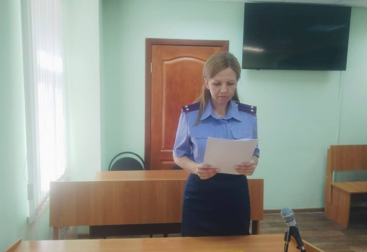 В Саратовской области сотрудникам администрации Марксовского муниципального района обвиняемым в злоупотреблении должностными полномочиями избрана мера пресечения По ходатайству следователя отдела по расследованию особо важных дел следственного управления СК России по Саратовской области главе администрации Марксовского муниципального района и его заместителю обвиняемым в злоупотреблении должностными полномочиями ч 3 ст 285 УК РФ судом избрана мера пресечения в виде домашнего ареста По данным следствия с июня 2020 года по август 2021 года обвиняемые незаконно разрешили коммерческой организации проведение капитального ремонта систем канализации без необходимой проектной документации В ходе работ подрядная организация с нарушением требований федерального законодательства произвела замену необходимых труб а демонтированные трубы были незаконно переданы подрядчику в счет оплаты В последующем неправомерные действия фигурантов привели к разгерметизации трубопровода и загрязнению территории района сточными водами Кроме того приведение трубопровода в надлежащее состояние потребует многомиллионных затрат По ходатайству следователя судом наложен арест на имущество обвиняемых на сумму более 15 млн рублей Действиям подрядной организации будет дана надлежащая правовая оценка подписаться на канал подать обращение