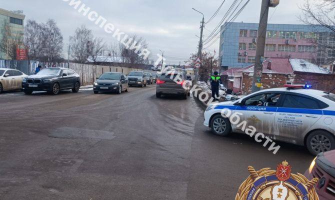 В  Туле на улице Галкина произошло ДТП.   Водитель автомобиля «BMW X3», мужчина 45 лет, не уступил дорогу и столкнулся с мопедом «АЛЬФА ФОРЕСТЕР RS11», которым управлял 17-летний подросток.  По информации, предоставленной Госавтоинспекцией Тульской области, авария произошла 6 февраля в 15:10 на улице Галкина. В результате столкновения 17-летний юноша получил различные травмы. После оказания медицинской помощи его отпустили.