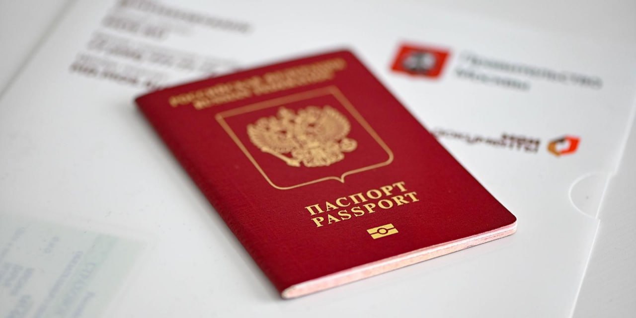 Почти у половины россиян  47%  сейчас нет загранпаспорта  При этом около трети  29%  из них вообще никогда его не имели, а у остальных - уже истек срок действия, говорится в исследовании  "Купибилет", всего они опросили свыше 1,2 тыс россиян.   Среди тех, у кого есть загранпаспорт, 32% имеют паспорт нового образца, 17% - старого, а 4% - сразу два. А вот используют его россияне не так часто. Большинство - 40% ездили по нему 4-6 раз, более 6 раз - лишь 9%.