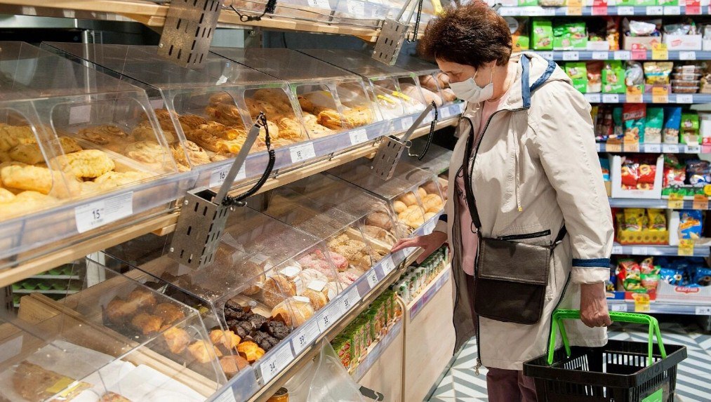 Теория относительности По данным Соцфонда в конце 2020 года средняя пенсия по старости в РФ составляла 16 790 рублей а в конце 2025 го 25 199 рублей То есть выплаты пожилым людям выросли ровно в полтора раза Звучит неплохо Вот только реальная инфляция за это время составила 52 55 А это значит что пенсионеры в среднем за это время стали чуточку беднее Существующие темпы повышения пенсии привязанные не к росту цен на основные продукты и услуги а к официальной инфляции не позволяют пенсионерам сохранять и без того скромный уровень жизни