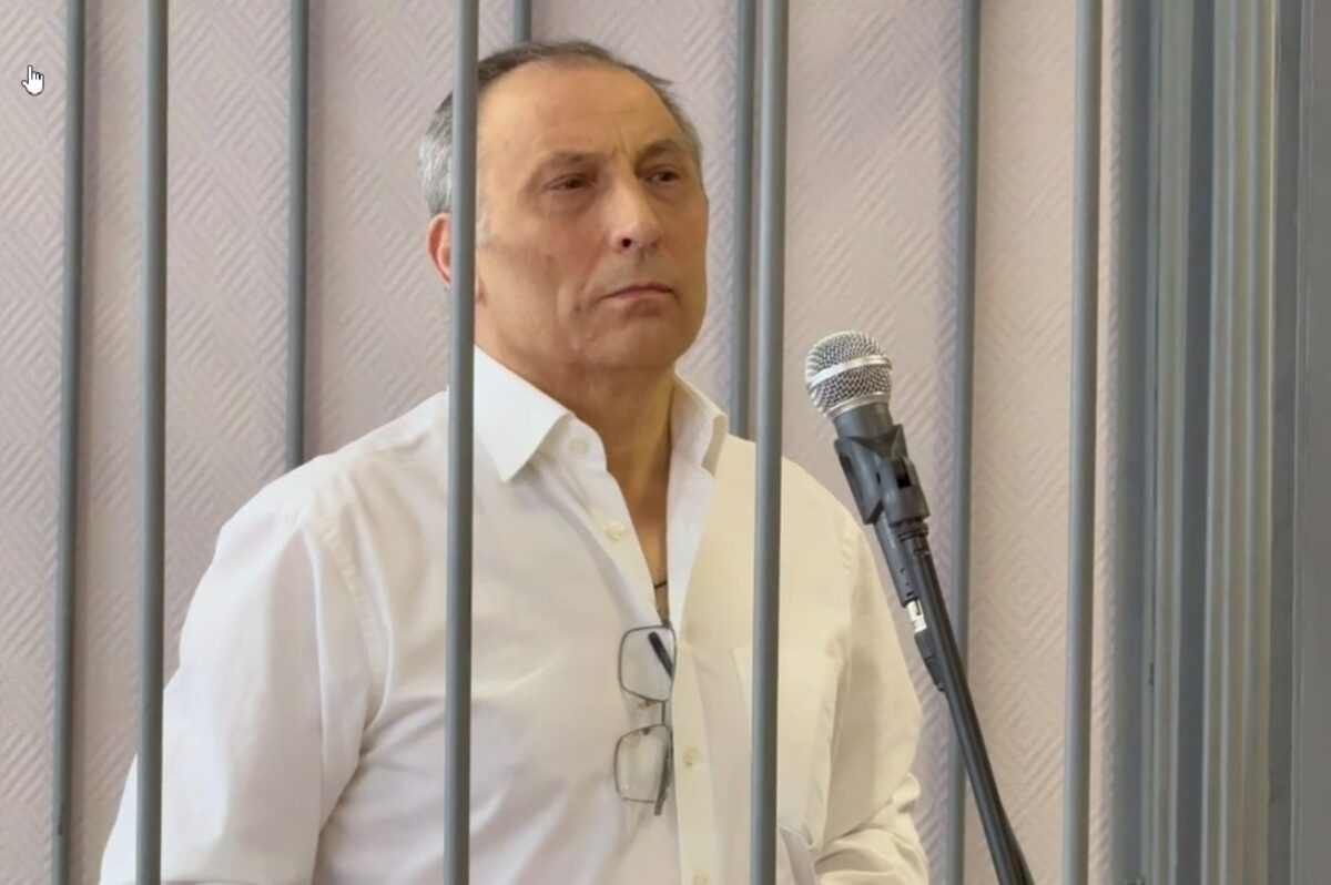 Промышленный районный суд Смоленска огласил приговор экс-ректору СГУС Георгию Грецу В Промышленном районном суде завершилось рассмотрение уголовного дела в отношении бывшего ректора Смоленского государственного университета спорта Георгия Греца. Решением Промышленного суда подсудимого приговорили к 12,6 годам лишения свободы с отбыванием наказания в колонии строгого режима. "Суд согласился с позицией государственного обвинителя и признал Георгия Греца виновным, назначив ему наказание в виде 12 лет 6 месяцев лишения свободы с отбыванием в исправительной колонии строгого режима с лишением права занимать должности, связанные с осуществлением функций представителя власти, выполнением организационно-распорядительных, административно-хозяйственных функций в государственных органах, органах местного самоуправления сроком на 4 года и ограничением свободы сроком на 2 года. Также суд конфисковал в доход государства денежные средства и имущество на сумму свыше 10 миллионов рублей и взыскал в счет возмещения материального ущерба более 40 миллионов рублей", — отметили в пресс-службе прокуратуры Смоленской области.