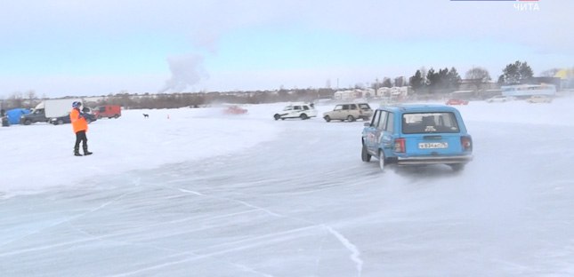 1 2 3 4 В Засопке прошёл первый этап Открытого чемпионата Забайкальского края по зимнему дрифту Эти люди на лёд под колёсами автомобилей не жалуются Более двух десятков любителей экстремального вождения собрались сегодня вблизи села Засопка Читинского округа для участия в открытом турнире Забайкальского края по зимнему дрифту О тех кого заносит красиво и под верным углом расскажут наши корреспонденты