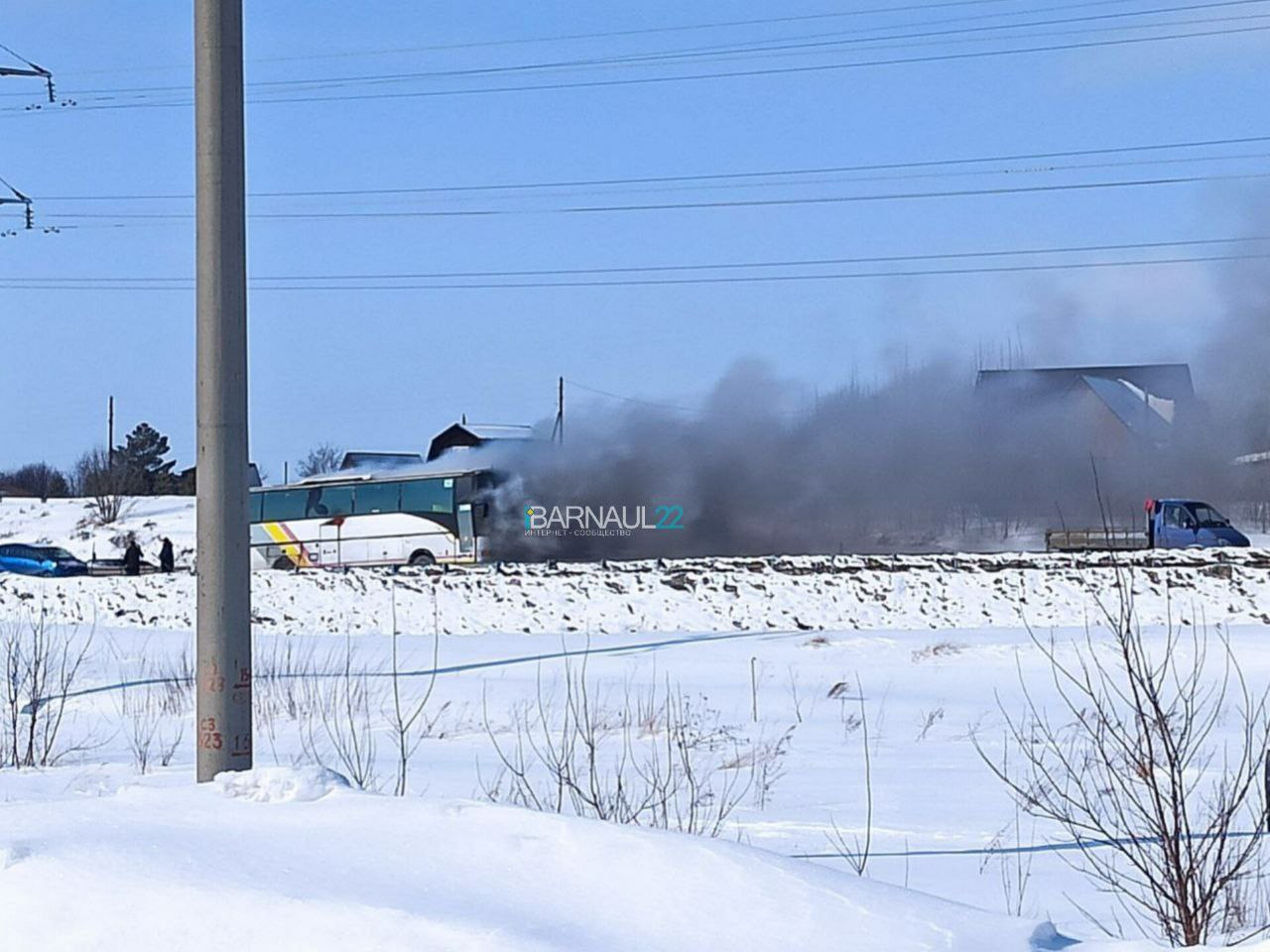 Пассажирский автобус загорелся на трассе под Барнаулом. Об этом сообщает Barnaul 22.  Очевидцы сообщают, что транспортное средство вспыхнуло в районе села Санниково. Судя по кадрам, в салоне автобуса произошло сильное задымление.  Причины произошедшего и наличие пострадавших уточняют.  Фото: Barnaul 22