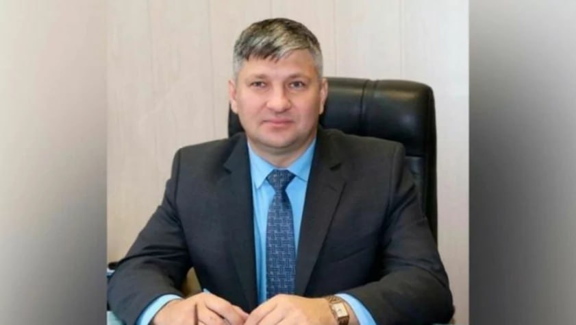 Глава Поспелихинского района Алтайского края Игорь Башмаков подал заявление об отставке по собственному желанию Отставка Башмакова происходит на фоне продолжающихся кадровых перестановок в Алтайском крае Ранее 23 октября свои полномочия сложил глава Рубцовска Дмитрий Фельдман По мнению экспертов Игорь Башмаков может рассматриваться как претендент на освободившуюся должность мэра Рубцовска Его кандидатуру по некоторым данным поддерживает сенатор Виктор Зобнев В то же время по информации Банкфакса городские депутаты Рубцовска видят на посту мэра Игоря Левина генерального директора АО Юго Западное ДСУ Алтайского края хотя сам он пока не выразил готовности занять эту должность Наблюдатели отмечают что кандидатура Башмакова может встретить сомнения у городских элит поскольку он имеет опыт работы только в сельском районе тогда как все предыдущие главы Рубцовска ранее работали на городских предприятиях или в органах власти Фото pospeliha ru