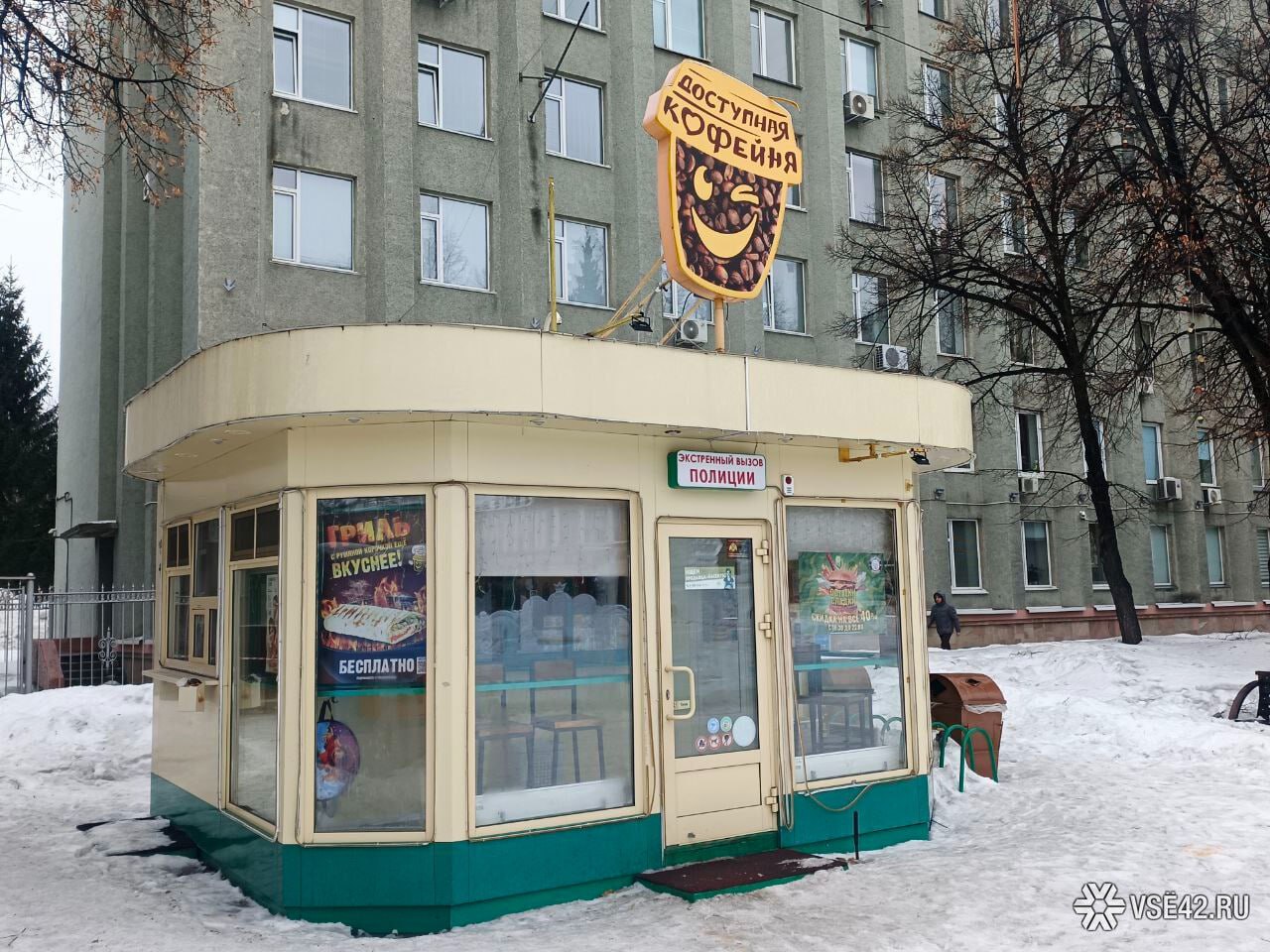 Все Подорожники закрываются в Кузбассе что происходит Киоски Подорожника закрываются одна за другой в Кемерове и других сибирских городах Как выяснил корреспондент VSE42 Ru ларёк на советской площади уже не работает На притомской набережной пока открыт но он буквально на последнем издыхании Как пояснила работница торговой точки в любой момент их могут закрыть Как продукты закончатся так и перестанем работать сказала сотрудница Вероятно то же касается всех последних выживших Финансовые результаты Подорожника могут пролить свет на ситуацию По данным сервиса rusprofile ООО Подорожник Кемерово в 2024 году показало выручку 47 1 млн рублей а чистая прибыль составила 1 8 млн рублей У ООО Кофейня Подорожник за тот же год выручка составила 126 млн рублей чистая прибыль 10 2 млн рублей На 10 ноября 2025 года у компании была налоговая задолженность 12 2 млн рублей ООО Индустрия Питания которое производит продукцию для Подорожника показало чистую прибыль 8 8 млн рублей А на 10 ноября 2025 года у компании был долг по налогам в размере 31 4 млн рублей Указанные данные могут указывать на то что сеть с трудом балансировала в тяжёлых рыночных условиях С 1 января НДС резко вырос до 22 ужесточились другие налоги что определённо усугубило положение дел     Подписаться на VSE42 Ru