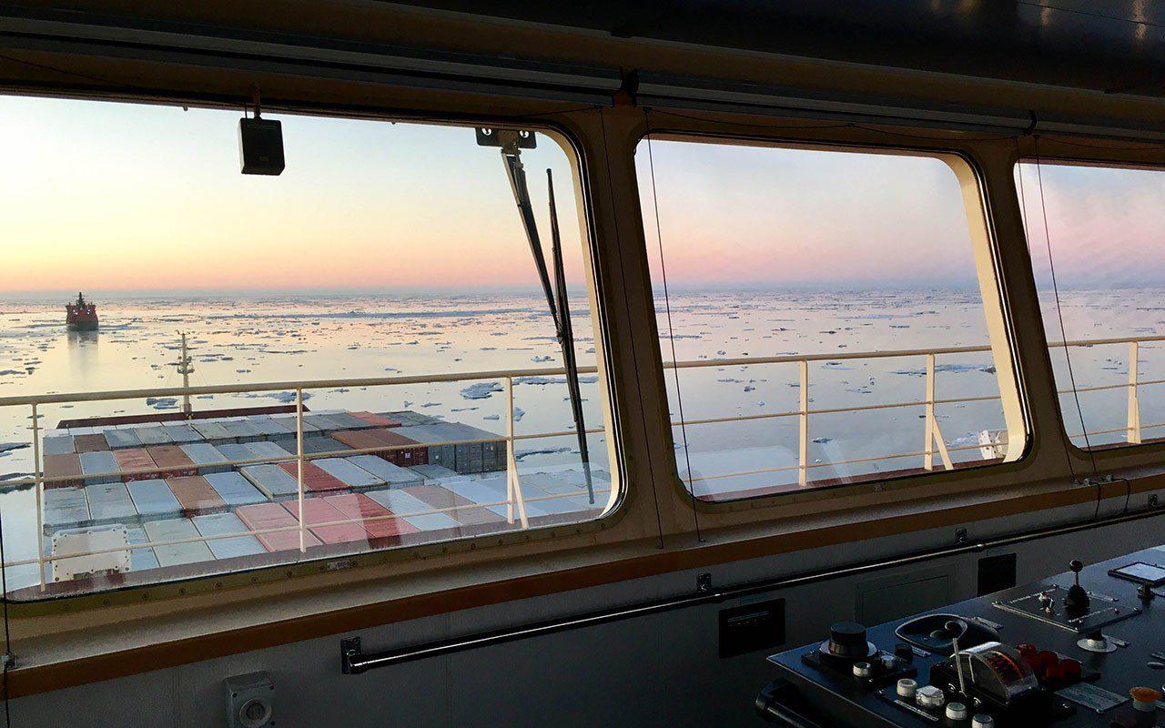 Южная Корея планирует отправить контейнеровоз по СМП Северному морскому пути используя судно вместимостью 3000 TEU следующее из Пусана в Роттердам в сентябре этого года что станет первым конкретным шагом на пути к открытию более быстрого северного торгового маршрута между Азией и Европой для страны