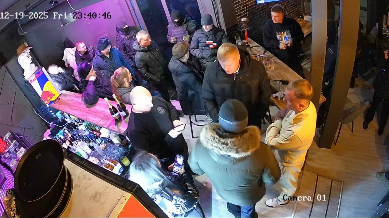 Посетители за донаты должны выполнять определённые задания например выпить бутылку водки или какую нибудь драку устроить или мукой кого то обсыпать Общественники Екатеринбурга пожаловались на работу стрим бара Хата в самом центре города Ночью полиция пришла в заведение с рейдом Как рассказал изданию Подъём член Общественной палаты Екатеринбурга Дмитрий Чукреев работает Хата чуть больше месяца но и за это время жители много раз жаловались на деятельность бара Вопросы к нему возникают не только потому что они ведут стримы которые транслируют на всю страну в том числе и треш стримы Это и драки и посетители за донаты должны выполнять определённые задания например выпить бутылку водки или какую нибудь драку устроить или мукой кого то обсыпать Вопросы ещё к этому помещению У администрации Екатеринбурга идут суды по поводу демонтажа этого помещения находящегося вплотную к Дому Севостьяновых у нас в городе называемом Резиденцией президента Это самый центр Ещё одна проблема в этом заведении они реально напаивают людей а после попоек людей просто на улицу выпинывают У них охрана вооружённая есть пистолет есть спецсредства наручники Нам как жителям города неприемлемо чтобы такое заведение работало Алкоголь в Хате не продают но продают входной билет за 5 тыс рублей а спиртное предлагают бесплатно По словам Дмитрия Чукреева правоохранители провели беседу с владельцем и администрацией заведения Решается вопрос о закрытии бара Однако после рейда блогеры уже провели ещё один стрим где рассказали что у них были силовики нарушений не нашли и что вопросов к ним нет Подписывайтесь на Подъём и выиграйте iPhone 17 Pro