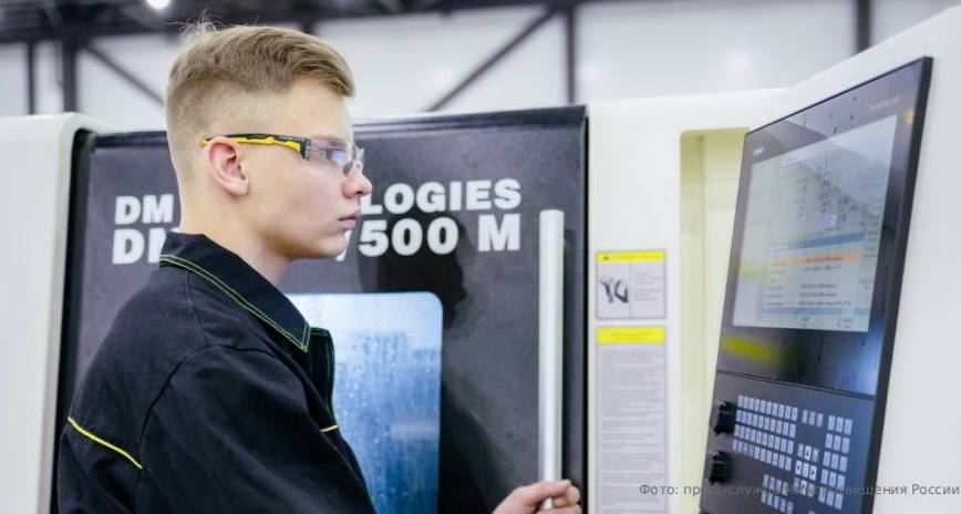 Минпросвещения России назвало самые востребованные у абитуриентов специальности среднего профессионального образования в этом году Абитуриенты активно выбирают технические направления такие как Программирование и IT технологии Машиностроение и промышленное производство Строительство и архитектура Также популярны профессии медицинского работника и преподавателя начальных классов Не менее востребована сфера туризма и гостиничного бизнеса Важно отметить что в этом году число бюджетных мест в учреждениях СПО увеличилось на 86 тысяч и достигло 850 тысяч По предварительным итогам приемной кампании 2025 года в колледжи зачислено около 1 миллиона 300 тысяч студентов Источник minobrpk РОДИТЕЛИ ПРИМОРЬЯ