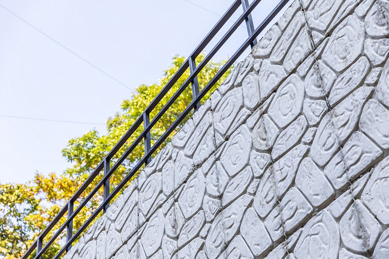 21 подпорную стену реконструировали во Владивостоке в 2025 году В этом году была проведена масштабная работа по ремонту подпорных стен На эти работы было выделено порядка 250 миллионов рублей К примеру капитальный ремонт подпорной стены протяженностью свыше 160 метров затронул жилой дом 13 на улице Черняховского Подробнее по ссылке