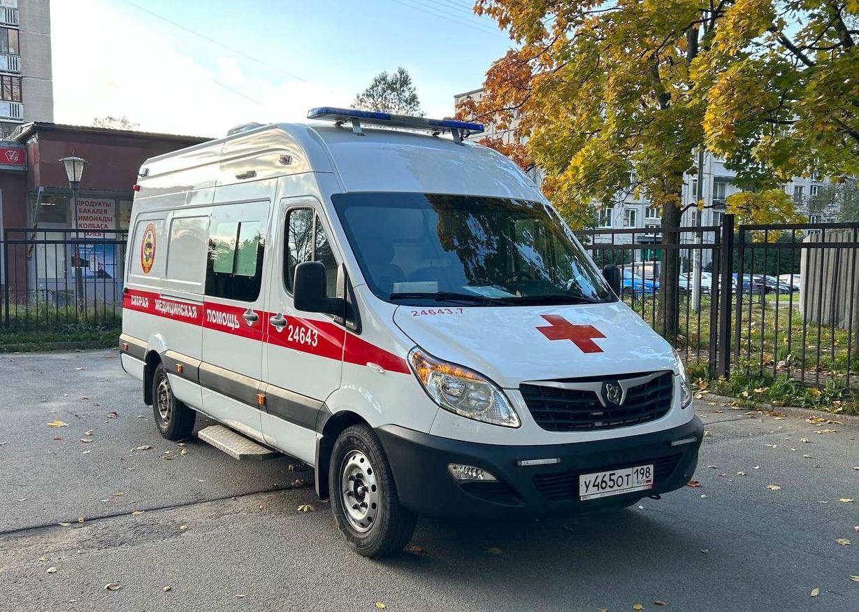 До конца года город получит сто новых автомобилей для скорой помощи сообщает Александр Беглов Машины все наши собраны в Елабуге если что то чинить их быстро и недорого Кареты передадут медикам в полностью комплектном виде 64 машины типа 1 с оборудованием перемещения пациентов они уже поступили в поликлиники города и введены в эксплуатацию 36 автомобилей типа 3 оснащённых для проведения реанимации ИВЛ и предоставления неотложной медицинской помощи в других экстренных случаях будут поставлены Городской станции скорой помощи до 15 ноября