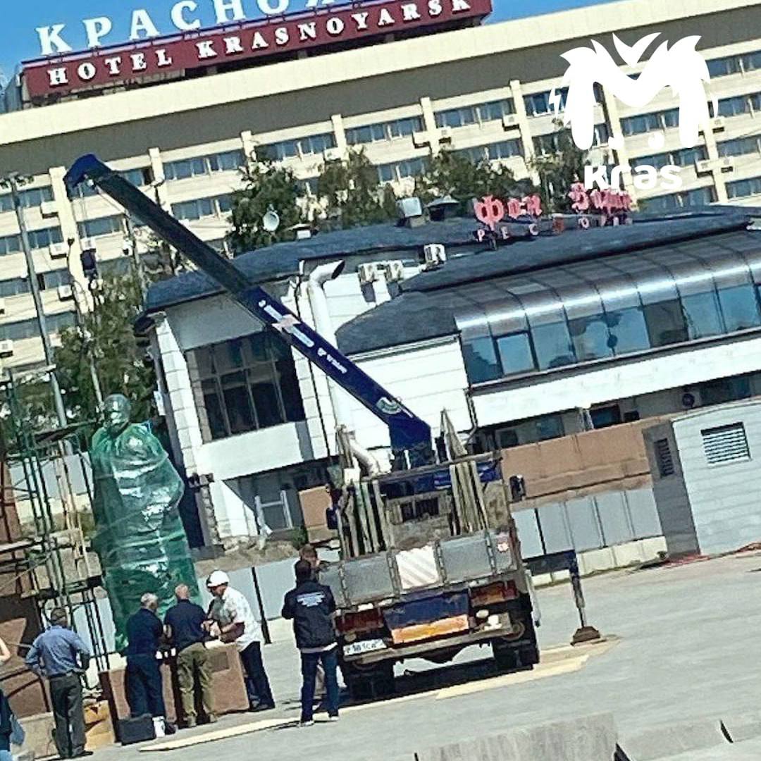 Антон Палыч Чехов вернулся на своё место в Красноярске. Памятник писателю убирали на время строительства двухуровневой подземной парковки на улице Дубровинского. Сегодня местные лицезрели камбэк писателя — упакованного его выгрузили на прежнюю площадку.