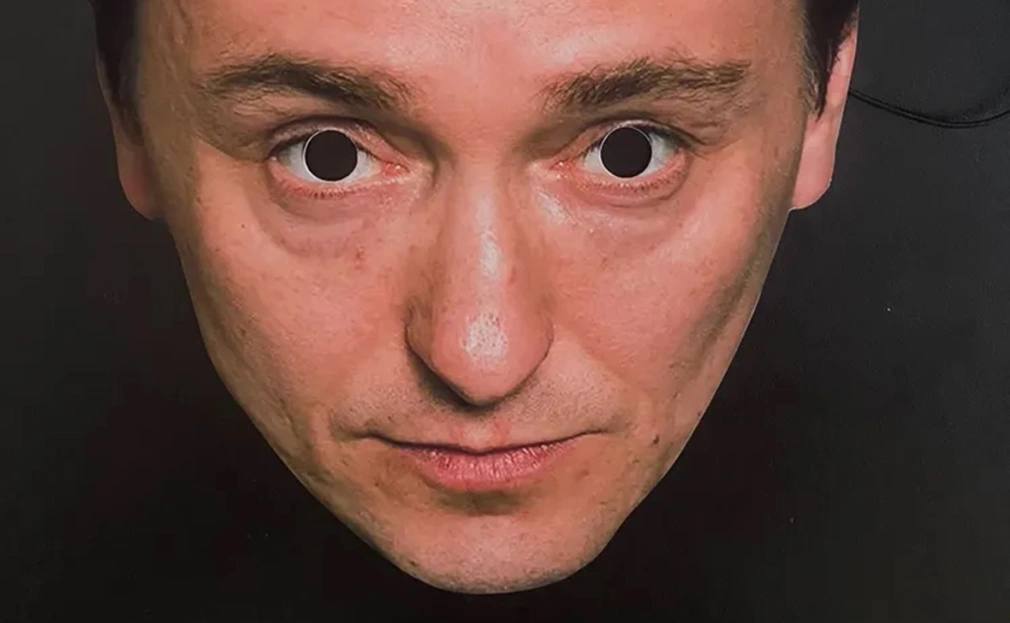 Хамовнический районный суд Москвы рассмотрел иск Сергея Безрукова к частному предпринимателю которая продавала на маркетплейсах карнавальные маски с изображением лица актера Об этом сообщает телеграм канал судов общей юрисдикции Москвы По данным суда иск был подан к ИП Соболевской К О которая на платформах Вайлдберриз и Озон продавала Карнавальные маски на лицо СЕРГЕЙ БЕЗРУКОВ а также тканевые маски с изображением лица артиста Хамовнический суд обязал удалить из объявлений о продаже персональные данные актера имя фамилию и изображение Кроме того суд взыскал с индивидуального предпринимателя компенсацию за моральный вред 200 тыс руб и судебные расходы Фото You Cover Ozon РБК в Telegram и MAX