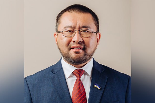 Экс-министр сельского хозяйства Бурятии Галсан Дареев пробудет в СИЗО ещё 7 месяцев Бывший глава Минсельхоза Бурятии Галсан Дареев, обвиняемый во взяточничестве и превышении полномочий, останется под стражей до конца года. Советский районный суд продлил срок его содержания под арестом, отклонив ходатайство защиты об изменении меры пресечения. Как отмечается в решении суда, несмотря на удовлетворительную характеристику и проблемы со здоровьем у Дареева, риски его побега, давления на свидетелей или уничтожения доказательств сохраняются. — Учитывая тяжесть инкриминируемых преступлений, суд счёл обоснованными опасения следствия: подозреваемый может скрыться, воздействовать на бывших подчинённых или помешать расследованию, — пояснили в пресс-службе суда. Бурятия-онлайн