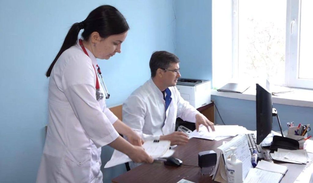 В Каланчакском округе Херсонской области с 10 июня будет работать новая команда врачей из Мордовии.  Бригада врачей состоит из опытных специалистов: терапевта, невролога, педиатра и хирурга, и все они уже знакомы с работой в Каланчакском округе.   Записаться на приём можно в регистратуре или по телефону:   +7  990  047-19-63