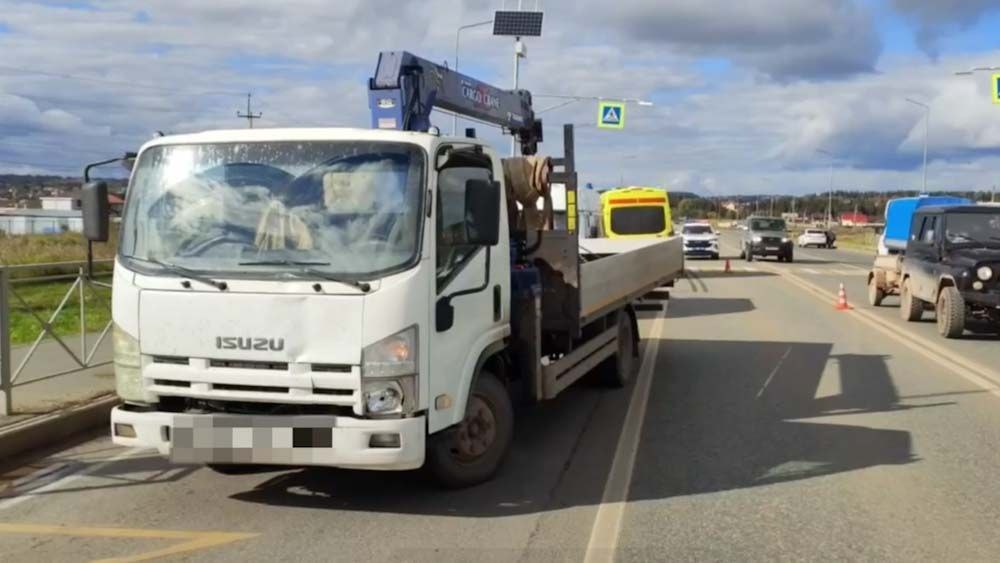 В Пермском округе мужчину сбили насмерть на пешеходном переходе. Смертельная авария произошла днем 21 сентября на автодороге «Пермь - Усть-Качка», рассказали «Рифей-Пермь» в Госавтоинспекции.  По предварительным данным, водитель грузового автомобиля «Исудзу» сбил 53-летнего мужчину, который переходил дорогу по нерегулируемому пешеходному переходу. От полученных травм пешеход скончался в машине скорой помощи.   Источник