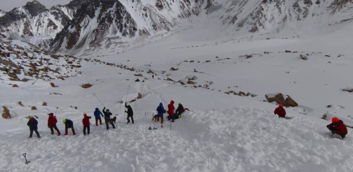 В горах Алматы нашли тела еще двух пропавших туристов Тела пропавших накануне туристов обнаружены спасателями в районе пика Локомотив на высоте около 3 700 метров над уровнем моря Ранее в ходе поисково спасательных работ был найден ещё один погибший из этой же группы В результате происшествия погибли три человека С момента поступления сообщения в районе плотины Мыңжылқи был развёрнут оперативный штаб В поисковой операции были задействованы подразделения ДЧС Алматы РОСО МЧС РК службы спасения полиция Федерация альпинизма и волонтёры Для проведения воздушной разведки привлекался вертолёт