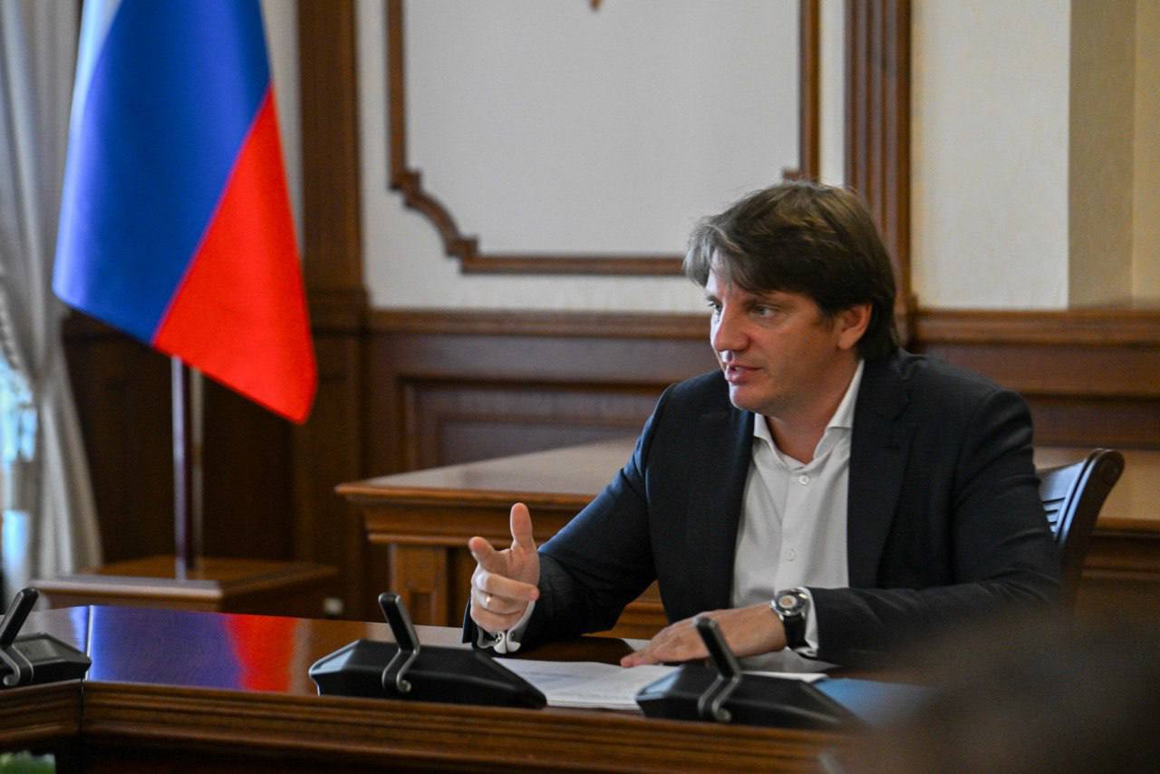 Стройблок держит руку на пульсе: зампред Правительства Ленинградской области Евгений Барановский провёл штаб с застройщиками и банками по вопросам контроля за сроками ввода в эксплуатацию жилых домов. Представители отрасли доложили, что стройка продолжается в плановых темпах. «Даже в условиях высокой ключевой ставки мы видим здоровую ситуацию на рынке: застройщики соблюдают графики строительства и даже отчитываются об опережающих темпах исполнения своих социальных обязательств. Тем не менее, каждый проект держим на контроле, чтобы предупредить возможность переноса сроков ввода и люди вовремя получали ключи от своих квартир»,  — подчеркнул Евгений Барановский.
