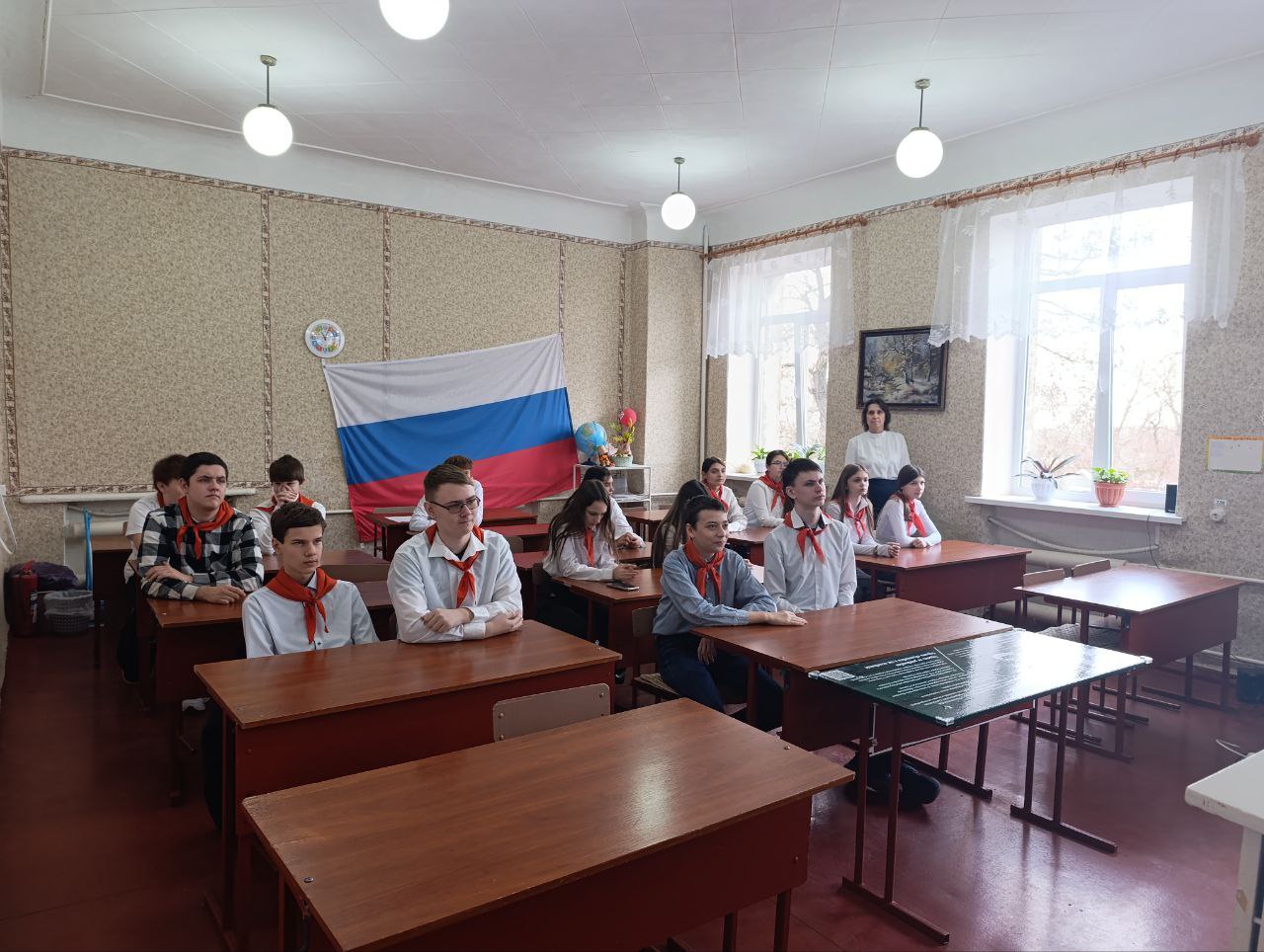 Волонтерское движение ИТ тимуровцы Омской области провело урок кибербезопасности для школьников Стаханова на базе Школы 21 Мероприятие прошло в формате видеоконференции с ГБОУ ЛНР ССШ 1 им И Х Михайличенко и собрало активных восьмиклассников заинтересованных в углубленном изучении цифровой безопасности Урок включал в себя интерактивные задания направленные на распознавание фишинговых сайтов и создание надежных паролей Участники не только получили теоретические знания о защите личных данных в интернете но и смогли применить их на практике что сделало процесс обучения увлекательным и запоминающимся Напоминаем что проект ИТ тимуровцы Омской области стал победителем грантового конкурса Газпром нефти который реализуется в рамках программы социальных инвестиций Родные города при поддержке Газпромнефть ОНПЗ Минцифры Омской области в MAX