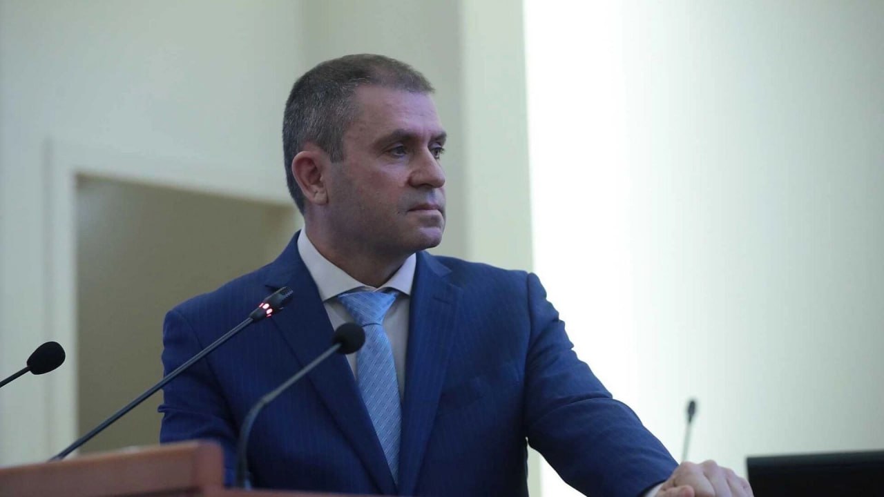 Бывшему главе Минсельхоза Ростовской области Рачаловскому изменили меру пресечения: он вышел из-под домашнего ареста. С 17 июня Рачаловскому изменили меру пресечения с домашнего ареста на запрет определенных действий. В частности, он не сможет общаться с участниками судопроизводства, а также использовать интернет и средства связи. Как долго Рачаловский не сможет заходить в интернет — определит следствие. Константина Рачаловского обвиняют в превышении должностных полномочий.Следователи выяснили, что в рамках госпрограммы чиновник выделял субсидии предприятиям, которые позже стали банкротами. Таким образом он причинил ущерб казне на 155 миллионов рублей. Подписаться Прислать нам новость