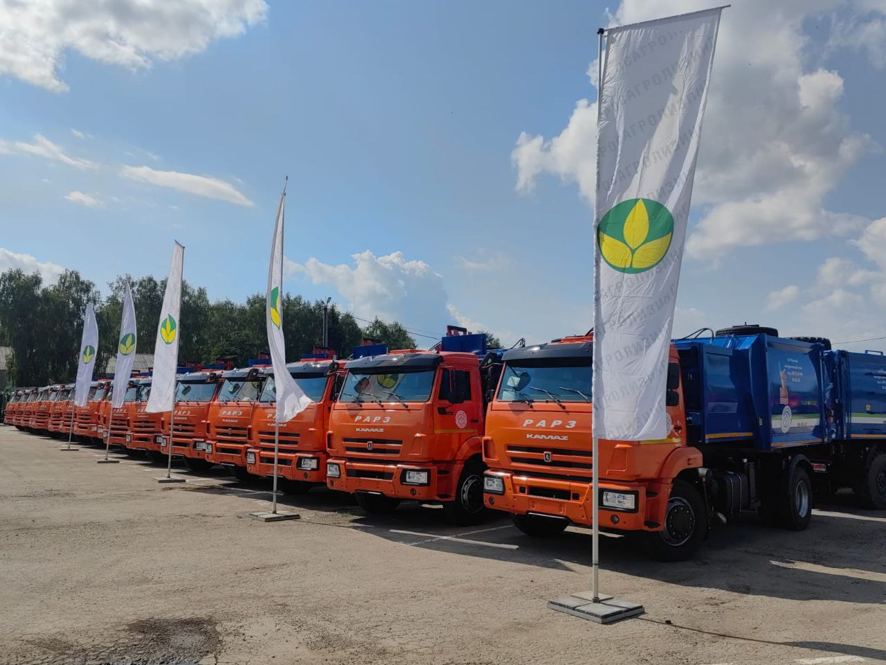 Восемь мусоровозов получила Иркутская область для вывоза ТКО Компания «Северный региональный оператор ТКО» первой в России заключила договор с АО «Росагролизинг» на поставку спецтехники на льготных условиях. Восемь новых мусоровозов на днях отправляются в Иркутскую область. Общая сумма сделки составила более 92,2 миллиона рублей. «Подчеркну, что договор заключили по льготной программе при участии Министерства природных ресурсов и экологии РФ и ППК РЭО. Благодаря лизингу региональные операторы получают возможность покупать современную технику на особых условиях. Программа по приобретению автомашин в лизинг для реализации реформы по обращению с ТКО проходит по поручению Заместителя Председателя Правительства Российской Федерации Дмитрия Николаевича Патрушева», — отметил Губернатор Иркутской области Игорь Кобзев. «Изначально мы планировали закупить пять единиц техники, но благодаря выгодным условиям программы смогли увеличить количество до восьми мусоровозов», — сказал директор ООО «Северный региональный оператор ТКО» Роман Мартынов.