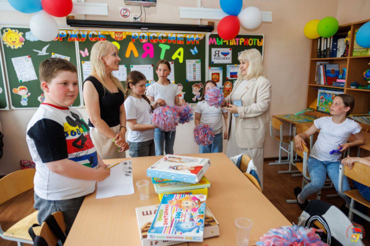 В расписании занятия спортом, творческие мастер-классы: «Единая Россия» проверяет условия летнего отдыха детей Одним из первых прошел проверку летний лагерь с дневным пребыванием на базе средней школы № 18, Гимназии № 24 и Лицея № 1 имени Н.К. Крупской. Осмотрели санитарное состояние помещений, оснащение медкорпуса, условия проживания и организации питания. «Наша задача обеспечить колымским ребятам комфортный, безопасный и насыщенный яркими эмоциями отдых, – отметила Виктория Голубева, региональный координатор партпроекта «Единой России» «Крепкая семья». – Образовательные учреждения ответственно и творчески подошли к разработке программ летних лагерей, продолжая обучать ребят новым полезным знаниям и навыкам. Надеюсь, что общаясь со сверстниками, посещая культурные и спортивные мероприятия дети укрепят здоровье, приобретут новых друзей и наберутся сил». Важно, что приоритет на зачисление получили дети из семей, оказавшихся в трудной жизненной ситуации, семей участников СВО и многодетных.