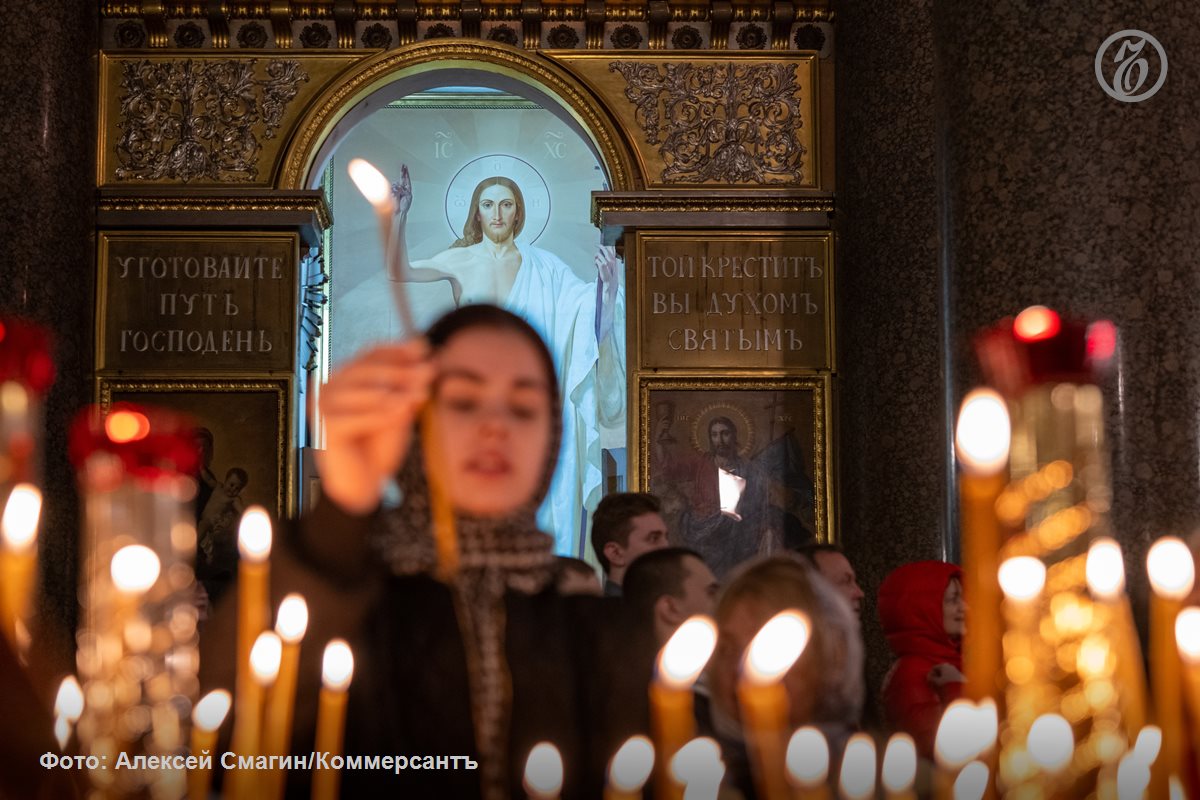 Митрополит Екатеринбургский и Верхотурский Евгений договорился с мэром Екатеринбурга Алексеем Орловым начать празднование Дня города 16 августа с богослужения в часовне святой Екатерины.   «Как раз к этому дню завершаем обновление часовни. Положили мраморные полы, установили новый иконостас. Постарались украсить малый храм небесной покровительницы города к этому дню»,— написал митрополит в своем Telegram-канале.  Подписывайтесь на «Ъ-Урал»