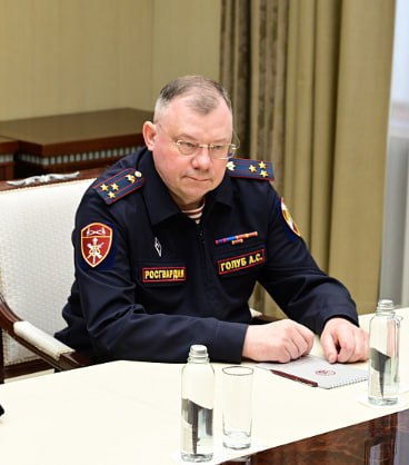 Александр Голуб возглавил Управление Росгвардии по Башкортостану 20 февраля в Уфе Глава республики Радий Хабиров встретился с новым начальником Управления Росгвардии по Башкортостану полковником полиции Александром Голубом Александр Станиславович Голуб родился 5 ноября 1970 года в Уфе Окончил Уфимский авиационный институт С сентября 1992 года проходил службу в МВД Башкортостана в том числе в подразделениях вневедомственной охраны В Росгвардии с момента ее образования в 2016 году С декабря 2023 года возглавлял Управление Росгвардии по Республике Марий Эл С 1 апреля Телеграм заблокируют в России Оставайся с нами в Max Он всегда доступен Честно говоря ВК MAX подписывайтесь