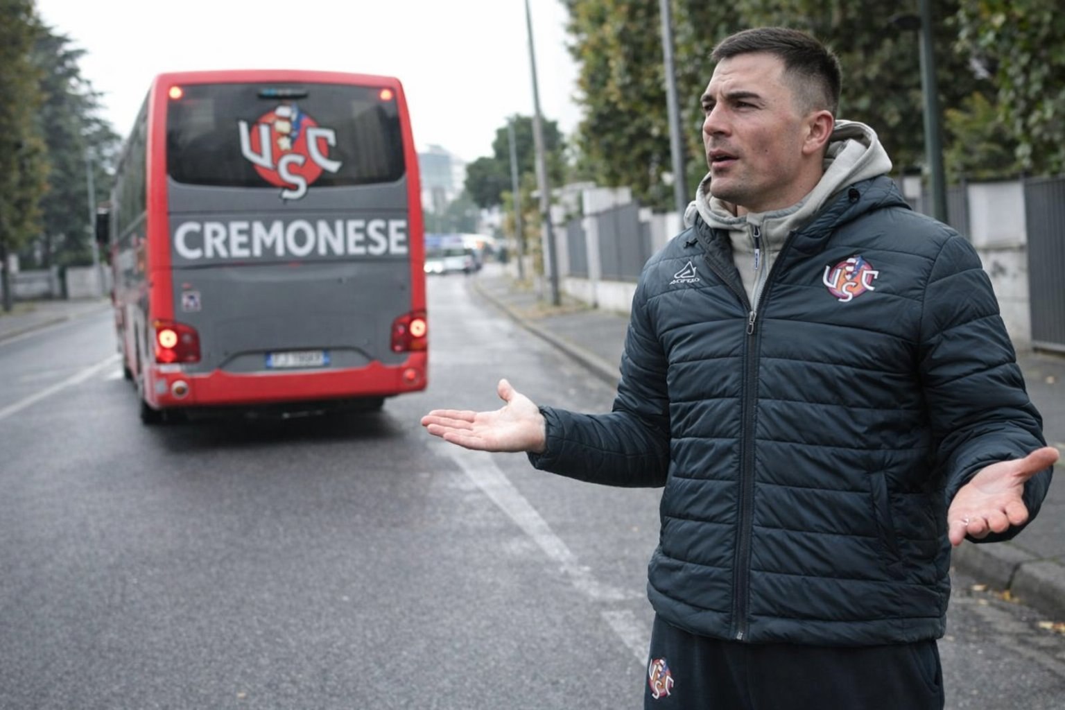 Кремонезе забыл своего вратаря на стадионе Сассуоло после выездного матча Sky Sport Клубный автобус уехал без Эмиля Аудеро который вышел на парковку и обнаружил отсутствие команды Примечательно что в этой игре голкипер допустил результативную ошибку на 3 й минуте из за чего его клуб потерпел минимальное поражение