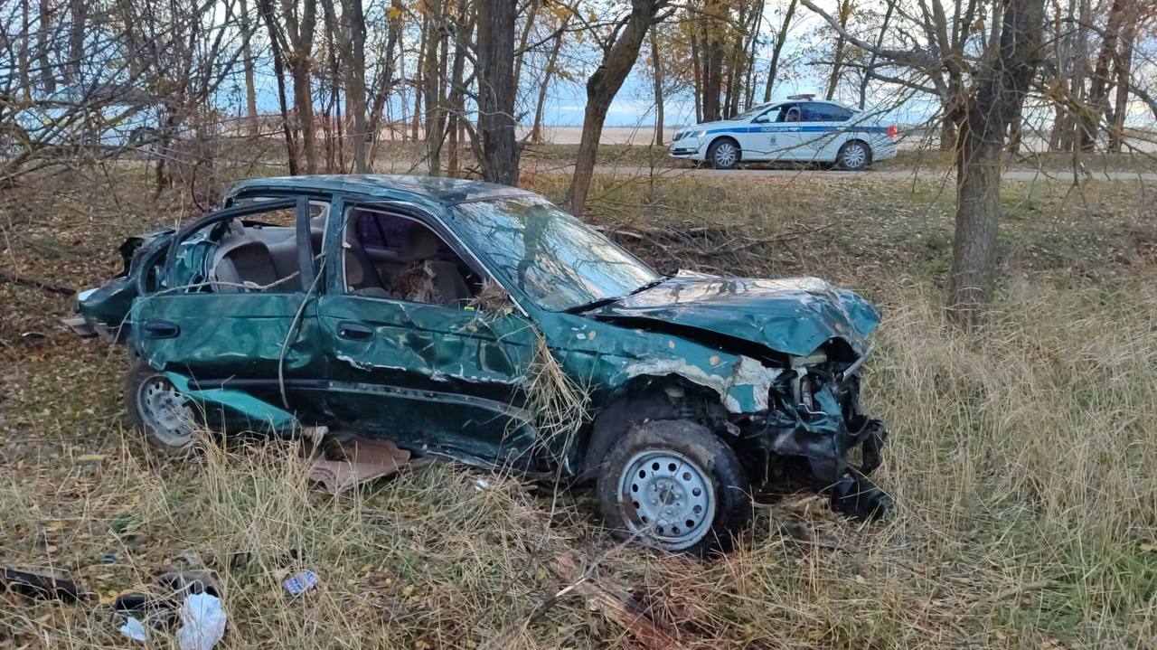 Трое подростков перевернулись на машине на Ставрополье  ДТП случилось сегодня днём в Благодарненском округе.  17-летняя девушка не справилась с управлением легковушки: машина съехала в кювет, врезалась в дерево и опрокинулась.  В результате происшествия пострадали водитель и 12-летняя и 15-летняя пассажирки иномарки. Все они не были пристёгнуты ремнями безопасности.  В краевой ГАИ сообщили, что автомобиль принадлежит законному представителю подростков. Садиться за руль им не разрешали.  По факту ДТП проводится проверка.