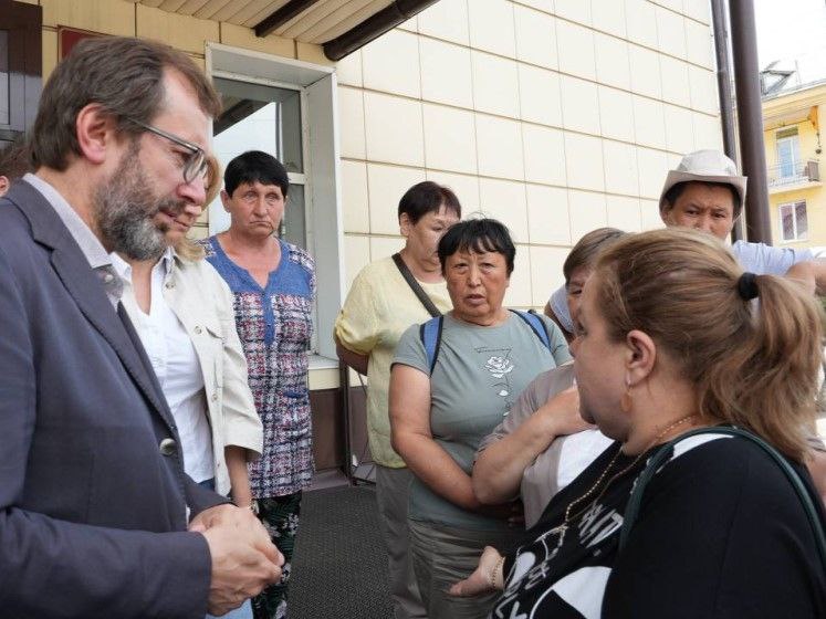 Дополнительные авиарейсы будут организованы в Тофаларию. После встречи с жителями территории спикер ЗС Александр Ведерников обсудил этот вопрос с губернатором Игорем Кобзевым, который поручил региональному правительству увеличить количество рейсов.