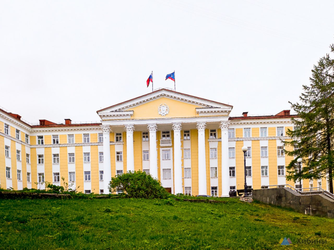 В Мурманской областной думе поддержали запрет на работу мигрантов в такси По словам председателя комитета по законодательству Владимира Мищенко запрет намерены ввести для обеспечения безопасности Говоря о безопасности стоит обратить внимание на статистику МВД России по ДТП за 2024 год Количество ДТП с летальным исходом совершенных по вине водителей мигрантов в крупных городах нашей страны увеличилось на 24 сообщил Владимир Мищенко Инициативу направили на рассмотрение губернатору Мурманской области Подробнее на нашем сайте