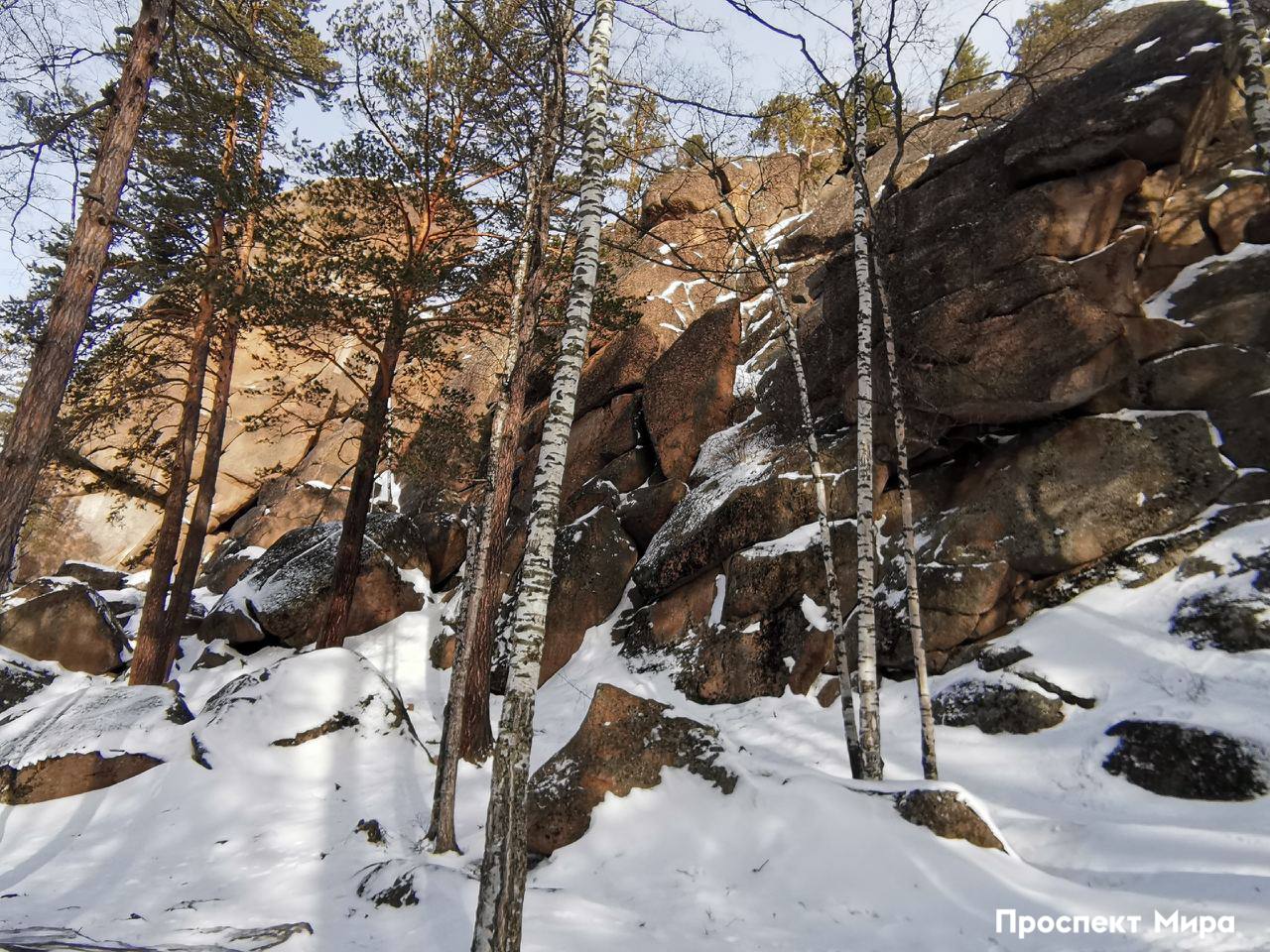 Красноярцам не будут запрещать лазить по скалам на Столбах Штрафовать за выход на неутвержденные тропы и подъем на скалы пока не будут В случае ЧП ответственность будет лежать на посетителе Дирекция нацпарка говорит что новые правила в первую очередь касаются гидов и туроператоров Именно для них предусмотрены штрафы Дети смогут лазить по скалам только на тренировках под наблюдением квалифицированного тренера prmira news