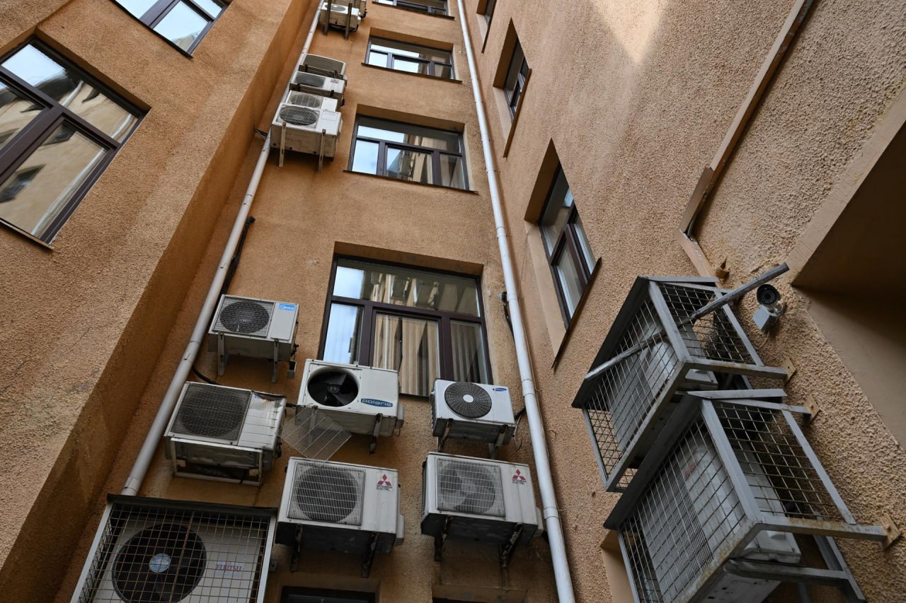 Продажи кондиционеров и вентиляторов в Петербурге выросли вдвое Оборот климатической техники в Петербурге за вторую неделю июля увеличился на 180%, заявили в Wildberries. Вентиляторов и кондиционеров купили соответственно на 240% и 104% больше, в то время как мини-кондиционеры не пользовались популярностью. В Ozon фиксируют ещё более резкий скачок: спрос на сплит-системы и вентиляторы вырос в 2,8 раза, на ручные кондиционеры — в 3,2 раза, вееры — в 3,7 раза. Интерес потребителей по всей стране вызвали купальники +61% год к году , солнцезащитные очки +14% и кремы +92% , бейсболки +92% , портативные холодильники +105% и льдогенераторы +164% , заявили в "Чек Индексе". Михаил Тихонов/"ДП"