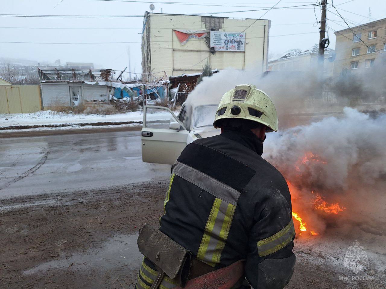 Спасатели МЧС России потушили горящий автомобиль в Лисичанске   В службу 101 Лисичанска поступило сообщение о загорании автомобиля по улице Свердлова.    На место пожара оперативно прибыли силы и средства 59 пожарно-спасательной части.    По прибытии подразделений наблюдалось открытое горение моторного отсека автомобиля ГАЗ 31029 Волга.    Спасатели оперативно ликвидировали возгорание, не допустив распространения огня на всю площадь автомобиля.   Причину пожара устанавливают эксперты МЧС России.   БудьВКурсе оперативных событий  в Луганской Народной Республике       в России