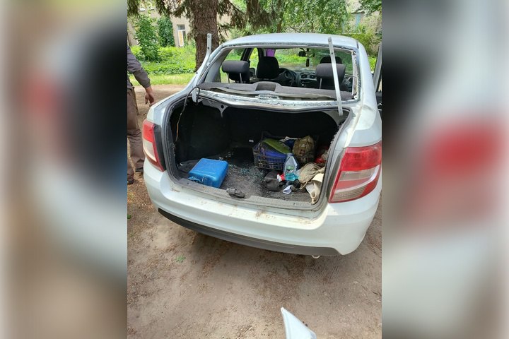 В Кременной украинский дрон атаковал автомобиль медиков Дрон ВСУ атаковал легковой автомобиль медиков в Кременском районе ЛНР. Автомобиль получил серьёзные повреждения. Люди, которые находились в транспортном средстве чудом уцелели. Все трое вовремя покинули транспорт. - Осколки боеприпасов "прошили" кузов автомобиля, повредили салон и разбили багажник, -сообщила министр здравоохранения ЛНР Наталия Пащенко. Напомним, в Кременной рано утром 26 мая 2 украинский дрон сбросил взрывное устройство неподалеку от здания многофункционального центра. В результате ранения получил мужчина. Пострадавшему была оказана медицинская помощь. Его оперативно транспортировали в больницу.