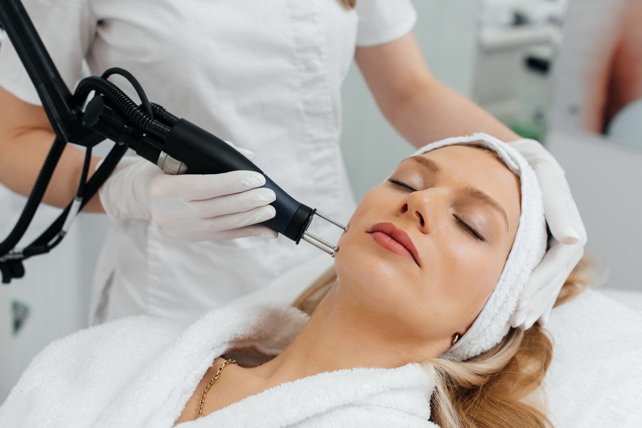 Спрос на на наращивание ресниц волос и ногтей упал на 20 40 В Ассоциации индустрии красоты говорят о серьёзном кризисе декабрь который обычно самый прибыльный стал худшим за 10 лет Мода на всё ненатуральное уходит в прошлое на первом плане у современных женщин поддержание молодости и здоровый образ жизни Экономика на ночь